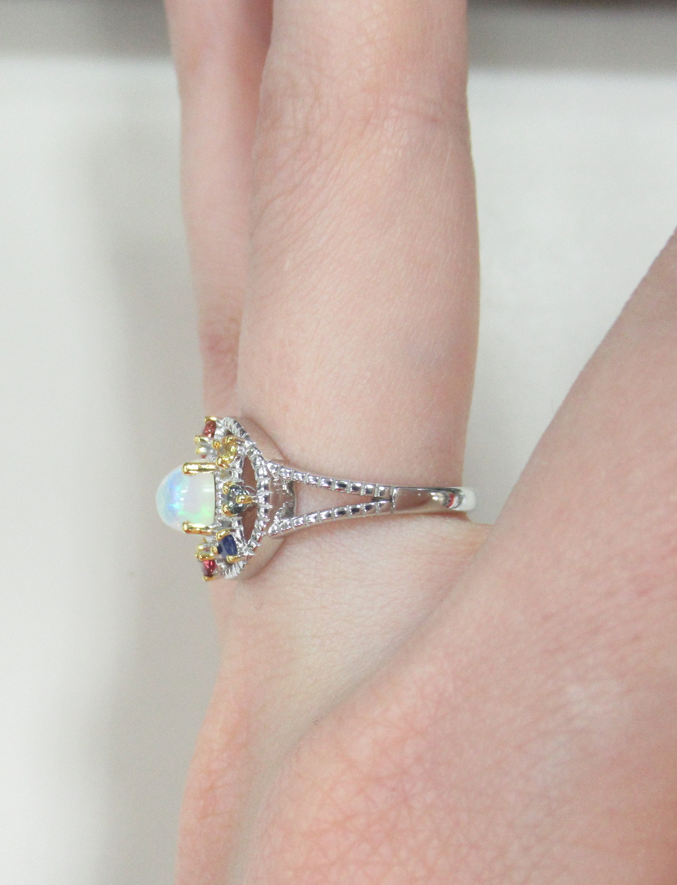 Серебряное кольцо с опалом и мультисапфирами